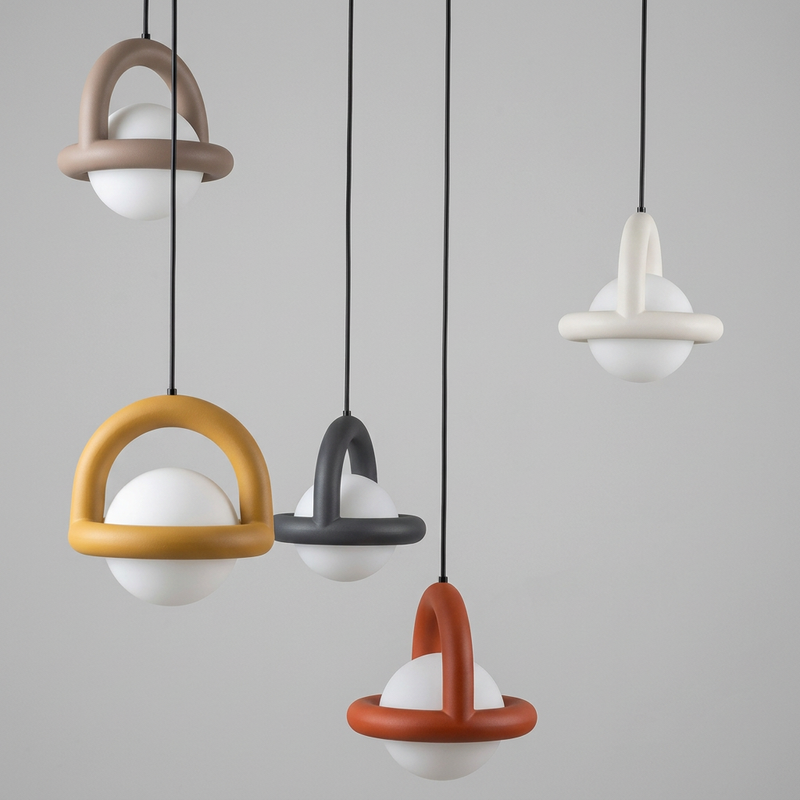 Crocus, suspension globe opaline, packshot sur fond gris clair