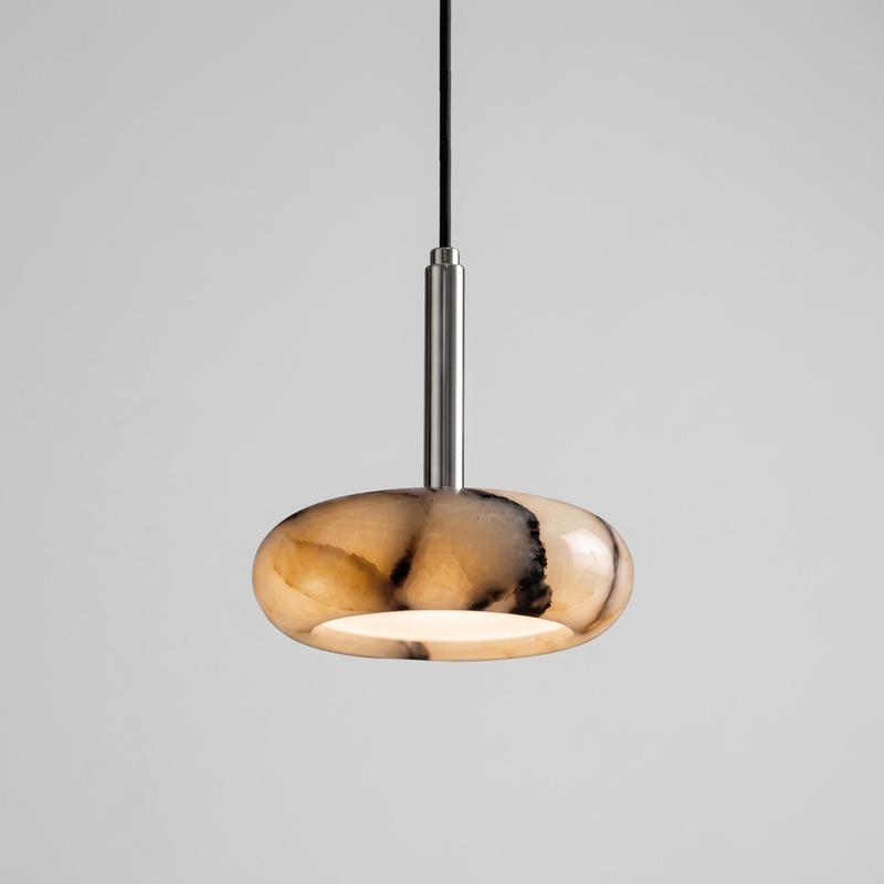 Giroflée, suspension galet en marbre, packshot sur fond gris clair
