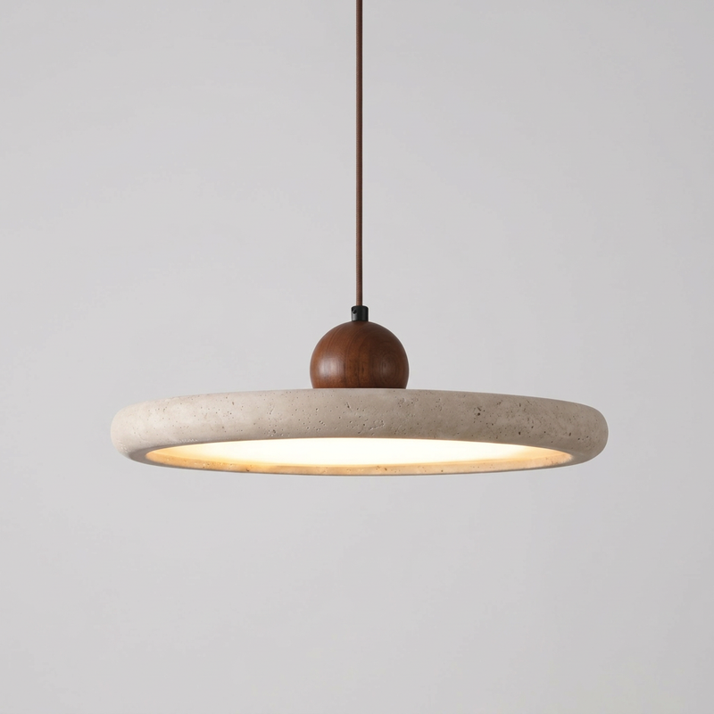 Mimosa, suspension disque en travertin et bois, packshot sur fond gris clair