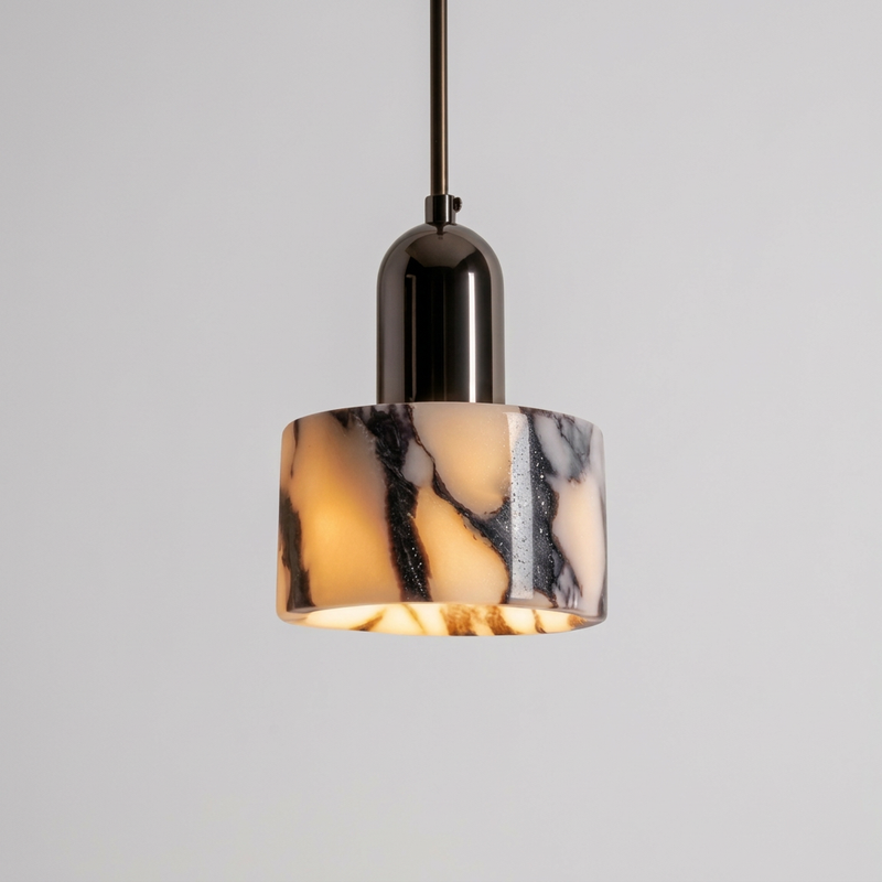 Cyclamen, suspension en marbre, packshot sur fond gris clair