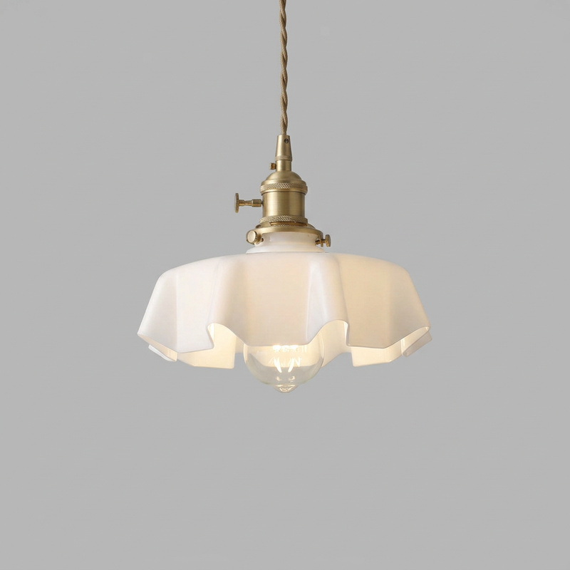 Pivoine, suspension en verre festonné, packshot sur fond gris clair