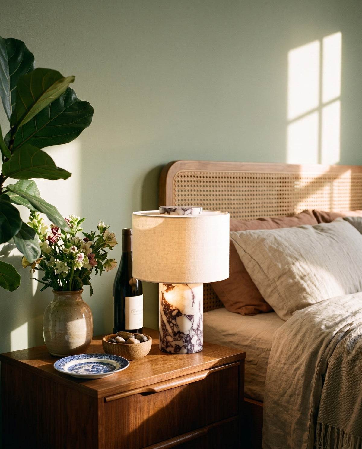 Lampe à poser en marbre sur une table de chevet