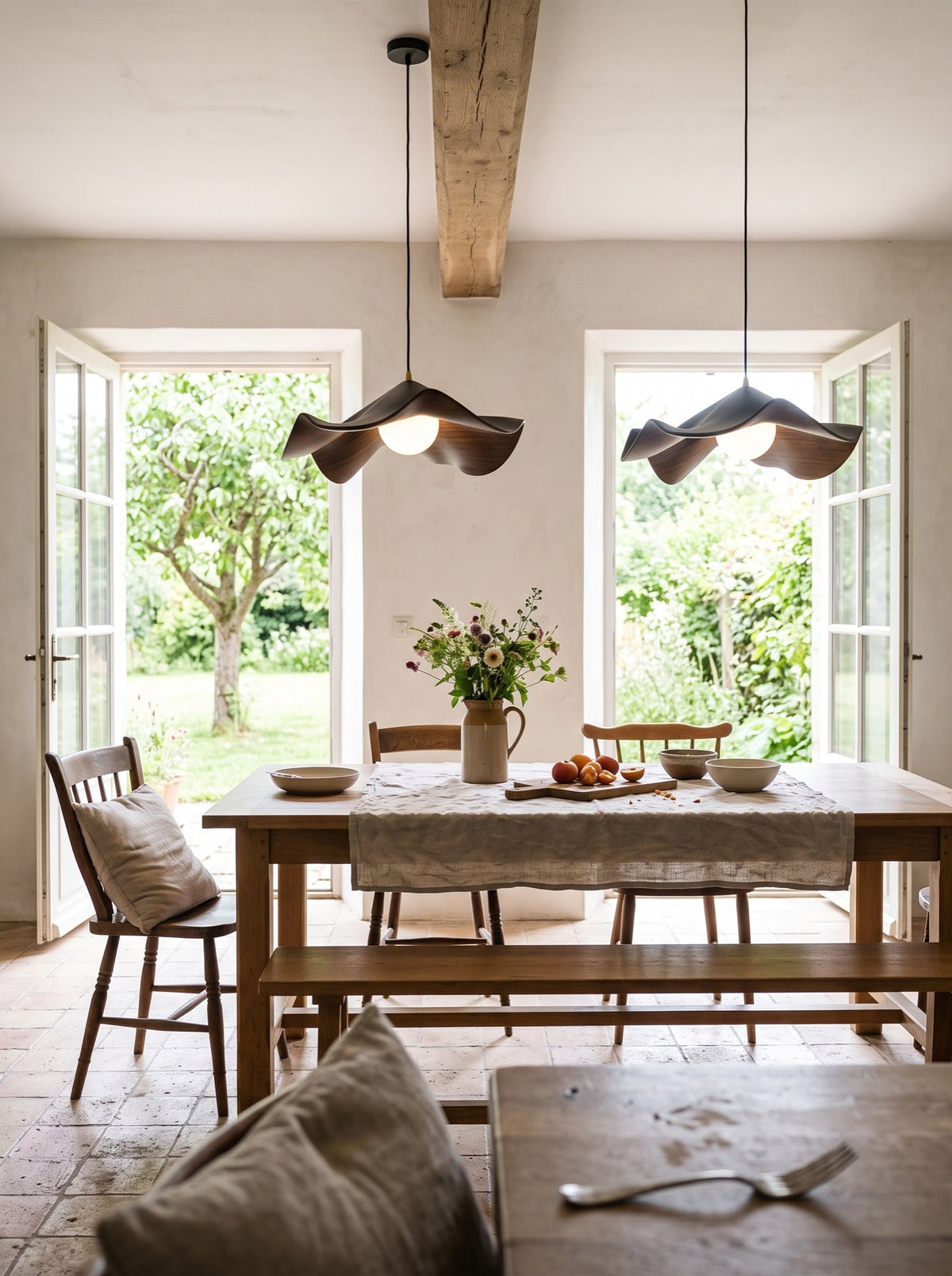 Suspensions sombres au-dessus d'une table en bois brut, sous une poutre