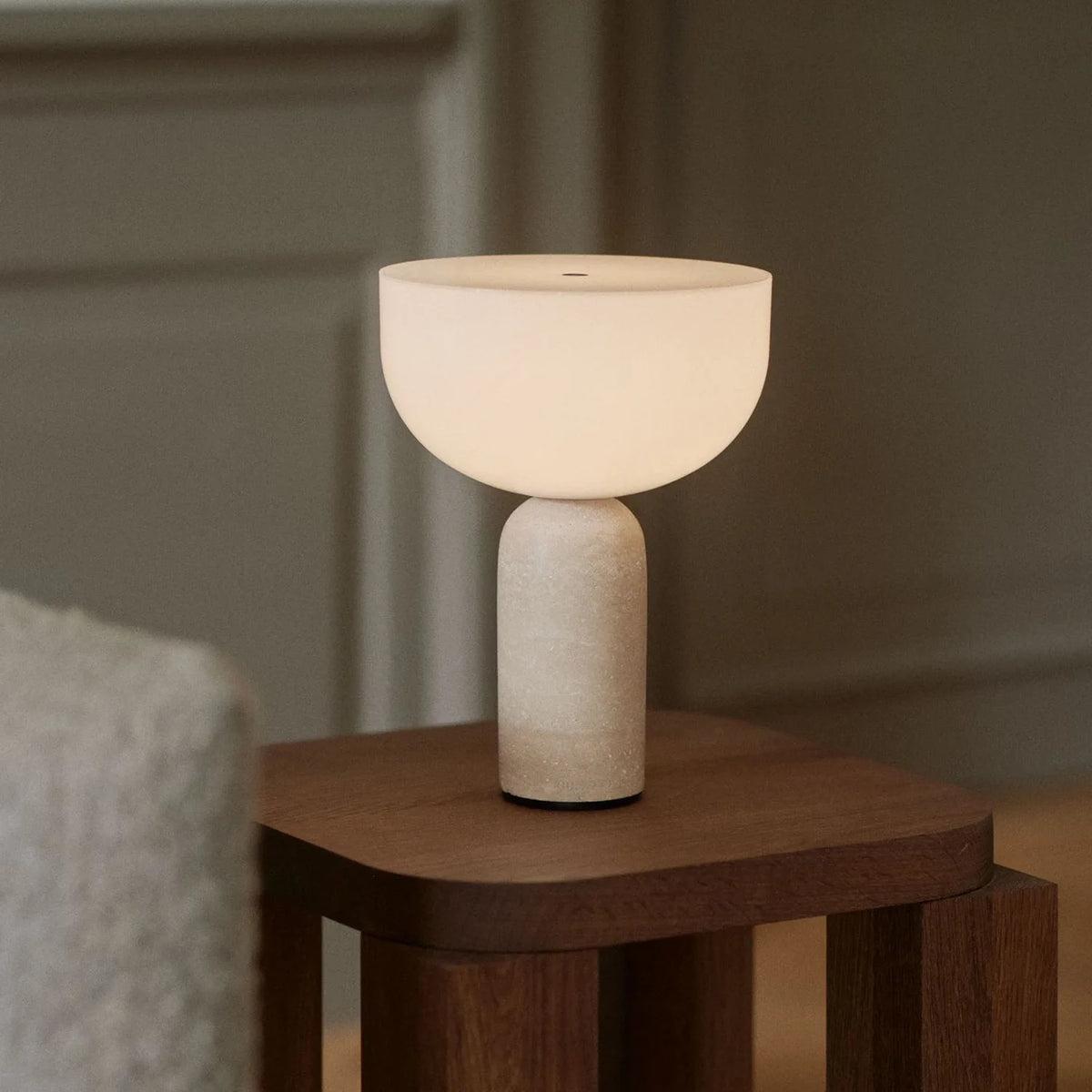 Angélique en marbre blanc, sur un tabouret en noyer