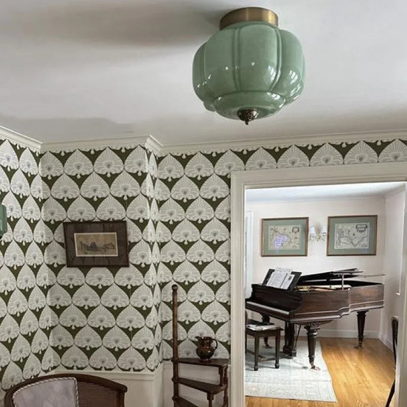 Hortensia dans une entrée tapissée, vue vers le salon
