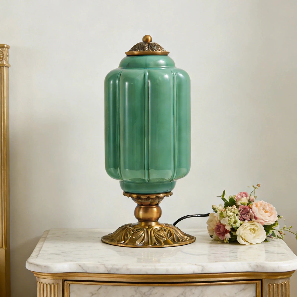 Acanthe en verre opalin vert, sur une console de marbre