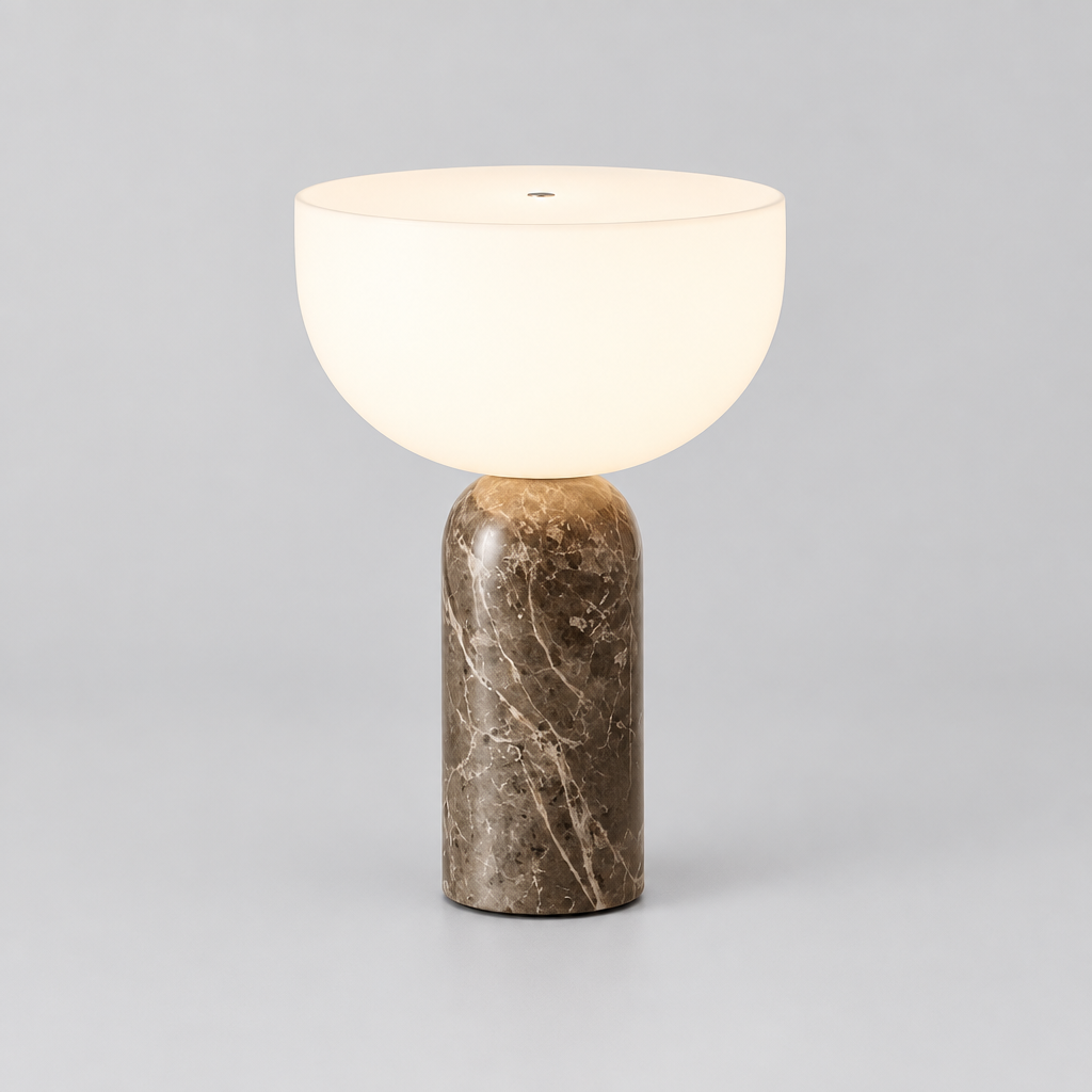 Angélique en marbre brun, coupe en opaline allumée