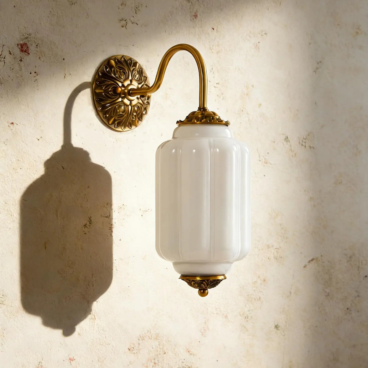 Alchémille, applique en verre opalin blanc et laiton, sur un mur de plâtre