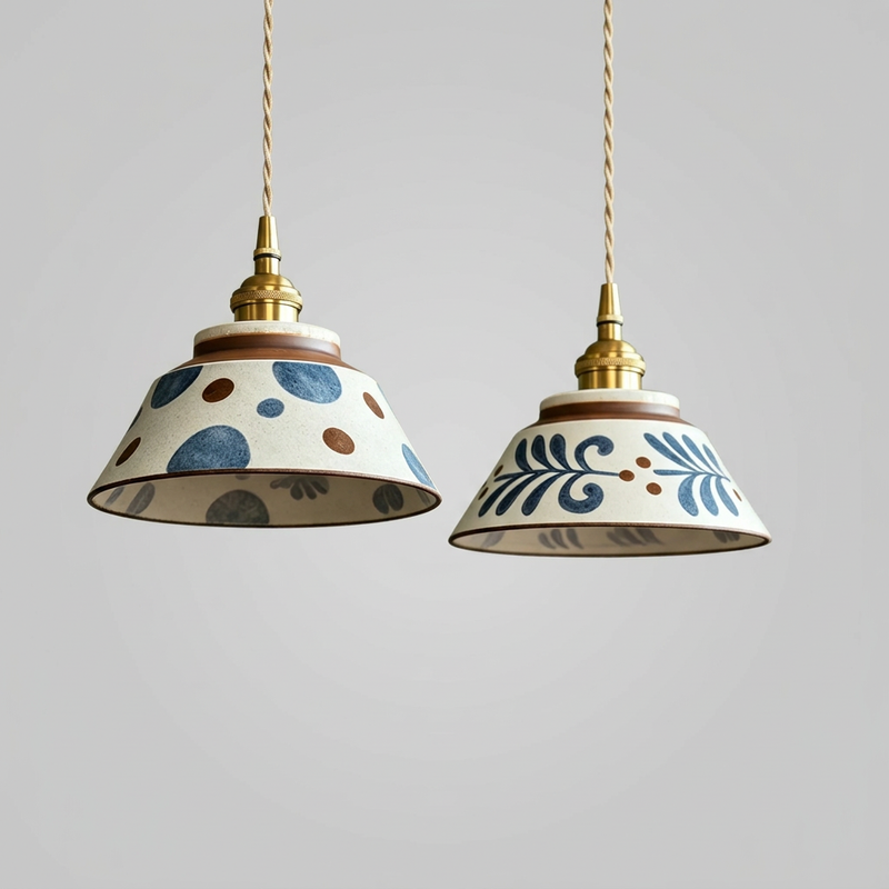 Ancolie, suspension en céramique peinte, packshot sur fond gris clair