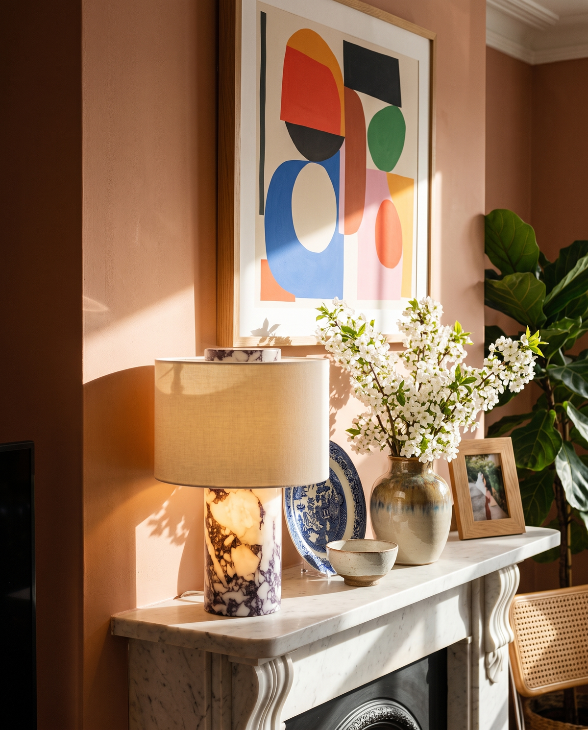 Gypsophile, lampe à poser en marbre sans fil, sur un manteau de cheminée