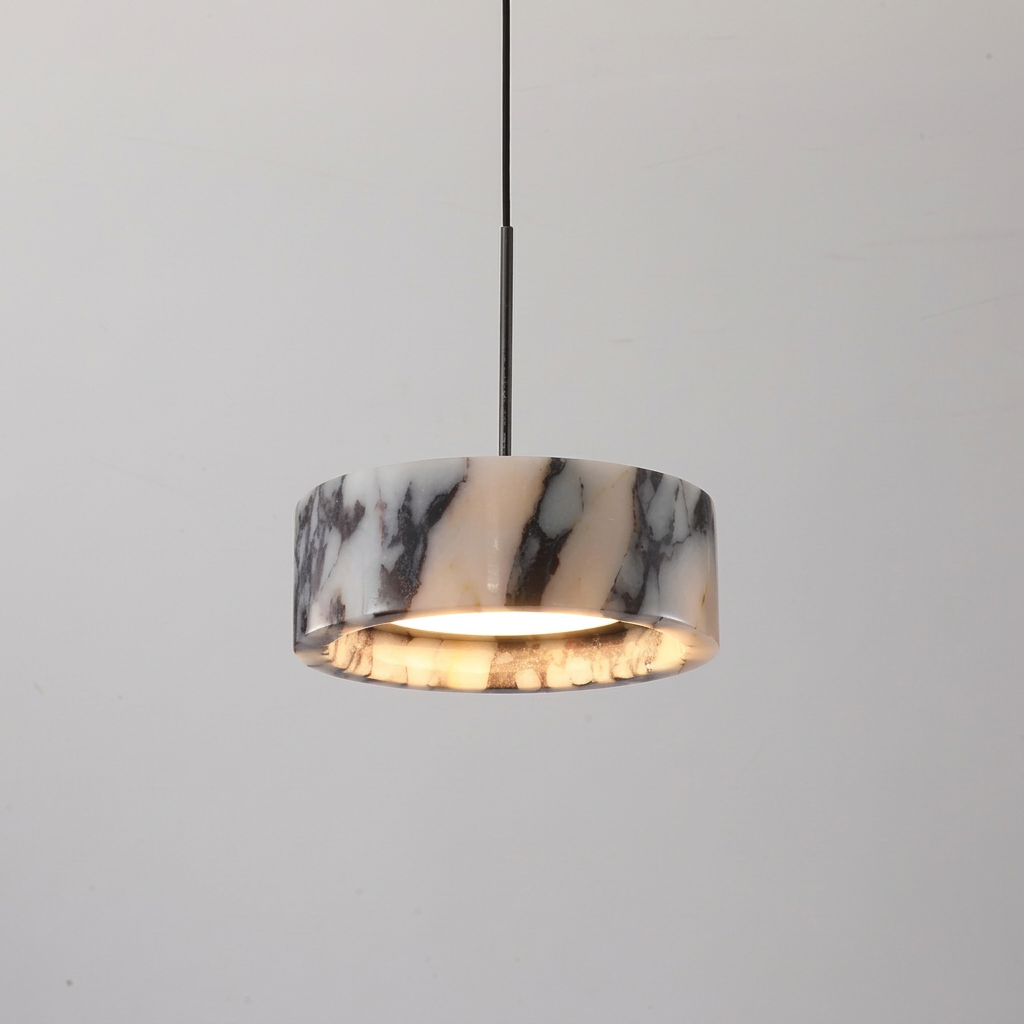 Pensée, suspension disque en marbre, packshot sur fond gris clair