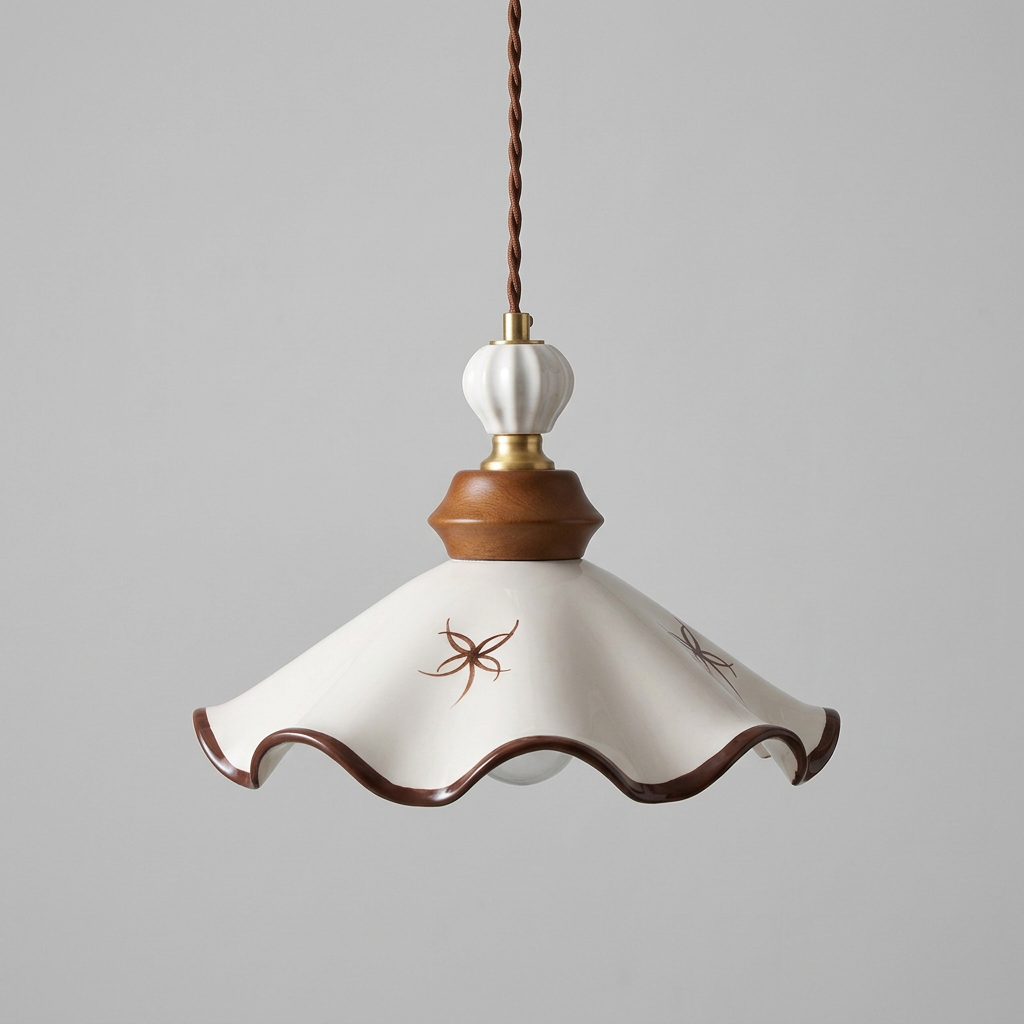 Clématite, suspension en céramique festonnée, packshot sur fond gris clair