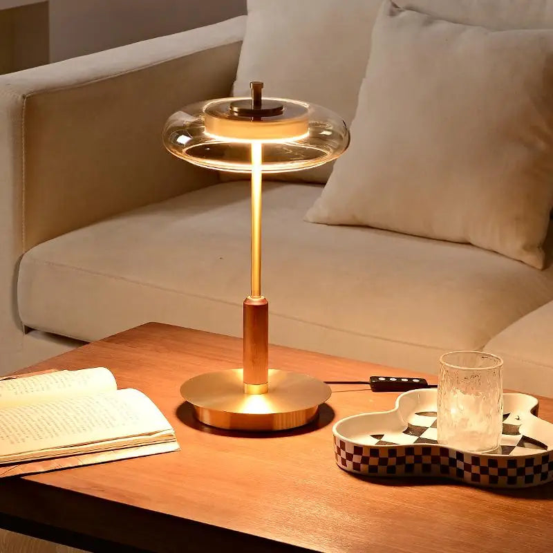 Narcisse — Lampe à poser en laiton et noyer